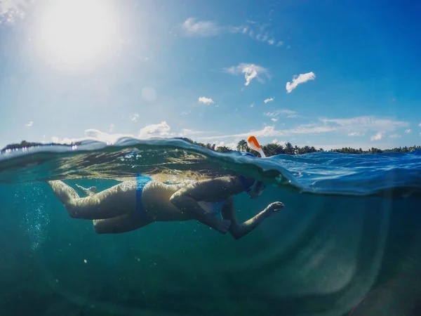 Úszás Lány Napsütéses Trópusi Tengerparton Úszni Kék Tenger Snorkeling Lány — Stock Fotó