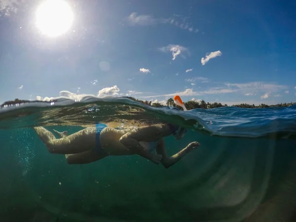 Snorkelen Meisje Zonnige Tropische Kust Vrouw Zwemmen Blauwe Zee Snorkelen — Stockfoto