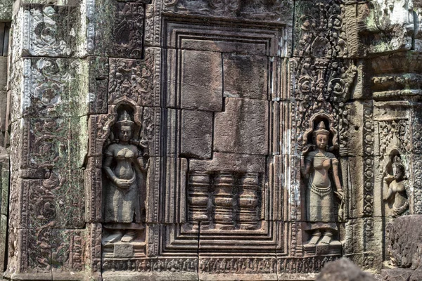 Antik taş kısma Banteay Kdei Tapınağı, Angkor Wat, Kamboçya. Antik tapınak kısma devata ile. Angkor Wat ayrıntı. Khmer miras yeri. Asya seyahat. Kamboçya'da turizm