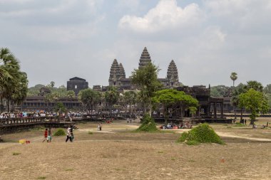 Siem Reap, Kamboçya - 22 Mart 2018: turistler, Tapınak, Angkor Wat karmaşık, Kamboçya. Angkor Wat ikonik manzara. Tur Grup gezi. Khmer mimari miras. Turistik yeri
