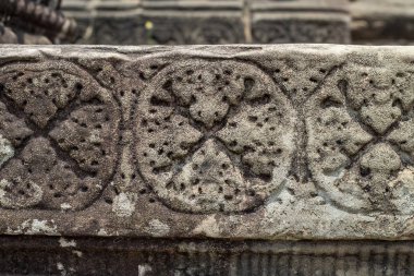 Antik tapınak taş kısma Angkor Wat içinde oyulmuş. Oyma taş süsleme portre. Taş oyma sanat. Angkor Wat Tapınağı mimarisi ayrıntı. Asya seyahat fotoğraf. Kamboçya'da turizm gezi