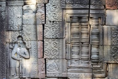 Antik tapınak taş kısma Angkor Wat içinde oyulmuş. Çiçek süsleme ve insan figürü portre. Angkor Wat Tapınağı mimarisi ayrıntı. Asya seyahat fotoğraf. Kamboçya'da turizm gezi