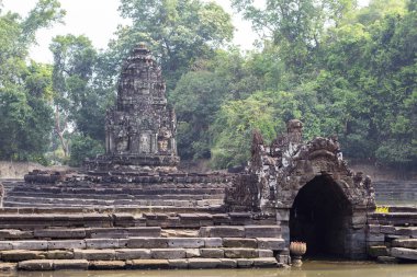 Antik Tapınağı Angkor Wat karmaşık. Antik tapınak taş Neak Stan yeşil tropikal peyzaj. Khmer mimari Unesco miras. Kamboçya'da ilgi turistik yer. Asya seyahat gezi