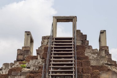 Antik Tapınağı Angkor Wat. Gökyüzü arka plan üzerinde Baphuon tapınak merkezi Kulesi. Budist veya hindu tapınağı. Khmer mimari miras. Kamboçya'da ilgi turistik yer. Asya seyahat gezi