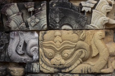 Antik tapınak taş kısma Angkor Wat içinde oyulmuş. Barong daemon veya ejderha kısma portre. Angkor Thom tapınak mimarisi ayrıntı. Asya seyahat fotoğraf. Kamboçya'da turizm gezi