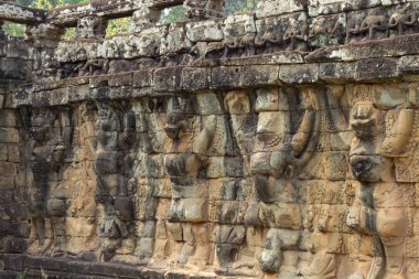 Antik tapınak taş kısma Angkor Wat içinde oyulmuş. İnsan benzeri hayvanların kısma portre. Angkor Thom tapınak mimarisi ayrıntı. Asya seyahat fotoğraf. Kamboçya'da turizm gezi