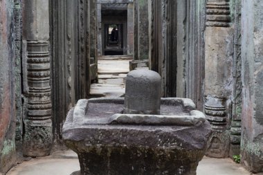 Angkor Wat Tapınağı Antik taş harabe. Taş lingam dekore edilmiş Galerisi. Orman Khmer miras tapınak harap. Angkor Wat mimari detay. Asya seyahat fotoğraf. Kamboçya'da turizm gezi