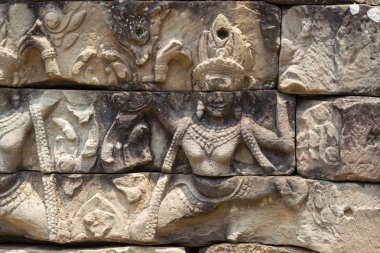 Antik tapınak taş kısma Angkor Wat içinde oyulmuş. Gülümseyen kadın Apsara closeup dans. Taş oyma sanat. Angkor Wat Tapınağı mimarisi ayrıntı. Asya seyahat fotoğraf. Kamboçya'da turizm gezi