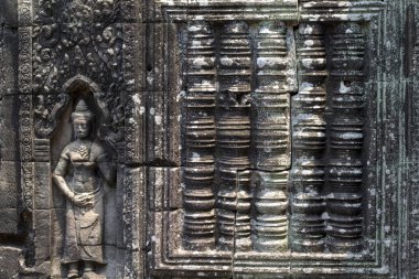 Antik taş kısma Banteay Kdei Tapınağı, Angkor Wat, Kamboçya. Antik tapınak kısma devata ile. Angkor Wat ayrıntı. Budizm kutsal yer. Asya seyahat fotoğraf. Kamboçya turizm gezi