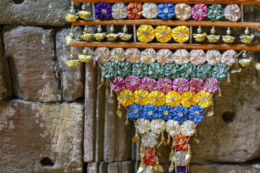 El yapımı çiçek dekorasyon Budist Tapınağı. Kamboçyalı Tapınağı iç çiçek dekor. Budizm festival dekorasyon. El yapımı Tekstil çiçek çelenk. Güney Asya'da şenlikli dini ayin