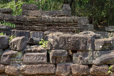 Antik taş hinduist Tapınağı, Angkor Wat, Kamboçya berbat. Antik tapınak dekor taşları ormanda. Angkor Wat ayrıntı. Khmer miras yeri. Asya seyahat fotoğraf. Kamboçya'da turizm