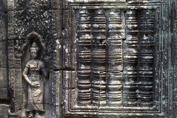 Antik taş kısma Banteay Kdei Tapınağı, Angkor Wat, Kamboçya. Antik tapınak kısma devata ile. Angkor Wat ayrıntı. Budizm kutsal yer. Asya seyahat fotoğraf. Kamboçya turizm gezi