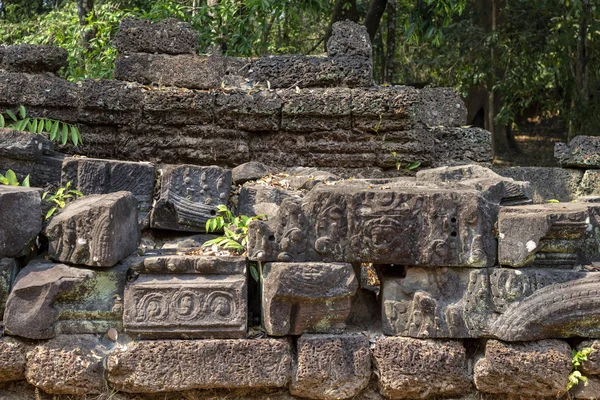 Antik taş hinduist Tapınağı, Angkor Wat, Kamboçya berbat. Antik tapınak dekor taşları ormanda. Angkor Wat ayrıntı. Khmer miras yeri. Asya seyahat fotoğraf. Kamboçya'da turizm