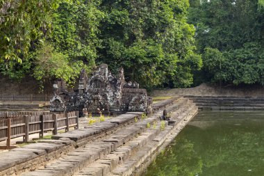 Antik tapınak tropikal peyzaj, Angkor Wat karmaşık. Budist veya hindu tapınağı Neak Stan gölet ve ağaçları ile. Khmer Krallık mimari miras. Kamboçya'da ilgi odağı olan seyahat ve turistik yeri