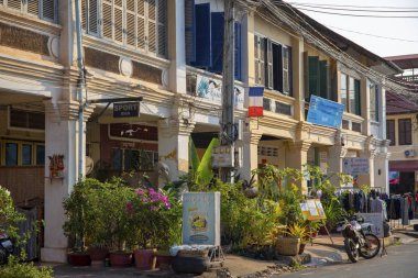 Kampot, Kamboçya - 12 Nisan 2018: tarihi merkezi restoran ve kafe ile bina. Güney Asya'da sömürge mimarisi kasaba. Rahat Avrupa sokak görünümü. Turizm seyahat ve gezi Kamboçya'da