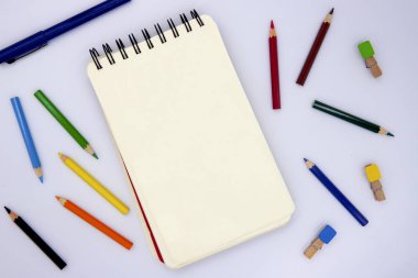 Boş sayfa dikey helezon pad kalemle çizim ve beyaz arka plan üzerinde üstten görünüm fotoğraf kalem. Çocuklar sanat sınıf veya sanatsal hobi afiş arka plan. Kroki ve mockup çizim. Boş defter kağıt