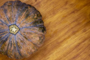 Turuncu kabak rustik ahşap zemin üzerinde. Sonbaharda hasat banner şablon. Olgun kabak görünüm fotoğraf top. Rustik düz lay ile kabak ve metin yer. Sıcak ve rahat sonbahar mevsimlik sebze ahşap üzerinde