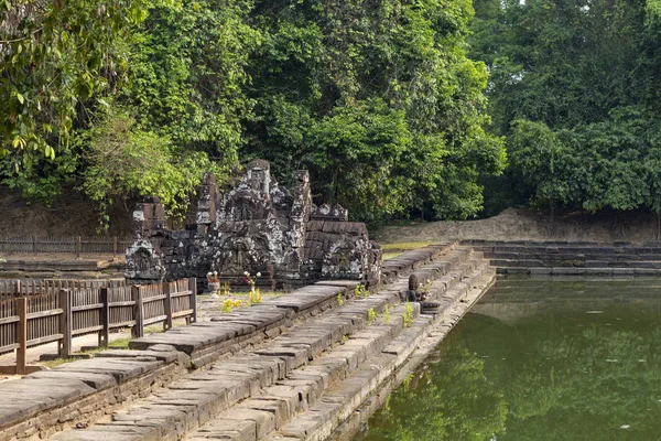 Antik tapınak tropikal peyzaj, Angkor Wat karmaşık. Budist veya hindu tapınağı Neak Stan gölet ve ağaçları ile. Khmer Krallık mimari miras. Kamboçya'da ilgi odağı olan seyahat ve turistik yeri