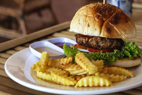 Sabrosa Hamburguesa Fresca Papas Fritas Plato Blanco Servido Para Almuerzo —  Fotos de Stock