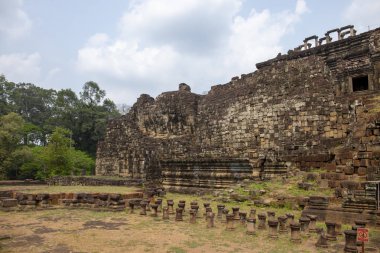 Antik khmer Tapınağı görünümünde Angkor Wat karmaşık, Kamboçya. Phnom Bakheng Tapınağı duvar Buda yüzünde. Khmer mimari mirası. Asya seyahat ve gezi. Kamboçya'da turistik yeri