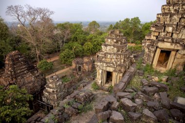 Antik khmer Tapınağı görünümünde Angkor Wat, Kamboçya. Phnom Bakheng Sunrise. Phnom Bakheng tapınağında çiğ. Angkor Wat Hill'de bakış açısı. Khmer mimari mirası. Asya seyahat ve gezi