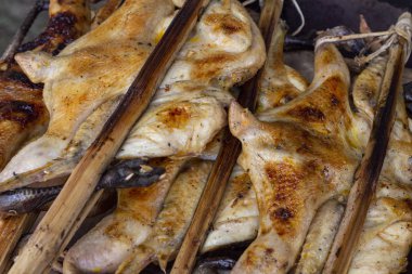 Izgara tavuk satmak için sopa üzerinde. Asya sokak gıda closeup fotoğraf. Barbekü tavuk eti. Kamboçya'da Streetfood. Lezzetli sulu et yemek için hazır. Sokak eatery masa üstü görünümü yemek. Fried barbekü et