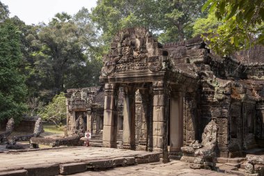 Angkor Wat Complex, Kamboçya 'daki Banteay Kdei Tapınağı 'nın antik harabeleri. Giriş portalında taş bas-Relief sahnesi. Yeşil ormanda terkedilmiş tapınak. Asya 'da Turizm ve gezi yeri.