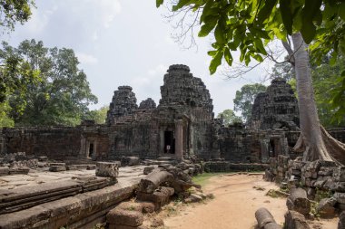 Angkor Wat Complex, Kamboçya 'daki Banteay Kdei Tapınağı 'nın antik harabeleri. Tapınak manzarası yıkıldı. Eski taş tapınak berbat. Yeşil ormanda terkedilmiş tapınak. Asya 'da Turizm ve gezi yeri.