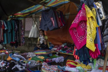 Dumaguete, Filipinler-27 Temmuz 2018: yerel pazar mağazasında ucuz renkli giysiler. İkinci el aşınma stand. Ucuz Tekstil satışı. Asya kıyafet piyasası. Asya 'da sokak giyim ikinci el sanayi