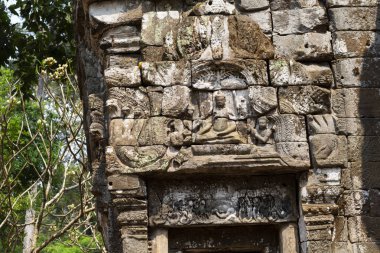 Angkor Wat Complex, Kamboçya 'da Preah Palilay Tapınağı Antik harabeleri. Taş bas-kabartma çekim. Taş tapınak harabeye. Yeşil ormanda terkedilmiş tapınak. Asya 'da Turizm ve gezi yeri.