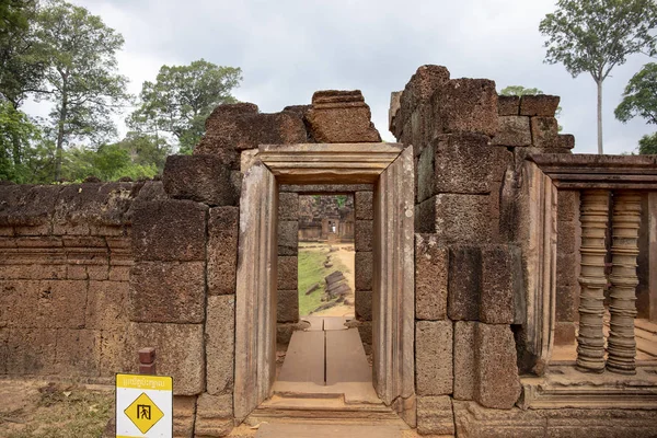 Starożytnej Świątyni Banteay Srei Wejście Angkor Wat Kambodża Kamienne Rzeźbione — Zdjęcie stockowe