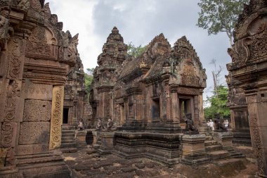 Siem Reap, Kamboçya - 29 Mart 2018: angkorian Tapınağı Banteay Srei turist. Taş dekor hindu tapınağı bina üzerinde oyulmuş. Kamboçyalı yeri. Antik khmer miras. Asya seyahat fotoğraf