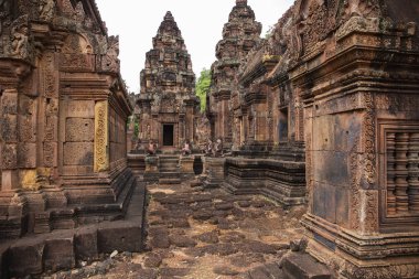Antik tapınak Banteay Srei dış, Angkor Wat, Kamboçya. Taş dekor hindu tapınağı üzerinde oyulmuş. Kamboçyalı yeri. Antik khmer miras. Angkorian tapınak mimarisi. Asya seyahat fotoğraf