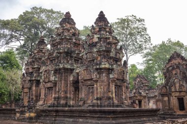 Antik tapınak Banteay Srei, Angkor Wat, Kamboçya. Hindu tapınağına taş oyulmuş bir dekor. Kamboçya 'nın ilgi alanı. Antik Khmer mirası. Angkorian tapınağı mimarisi. Asya seyahat fotoğrafı