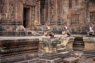 Antik tapınak Banteay Srei kapısı, Angkor Wat, Kamboçya. Hindu tapınağına taş oyma dekor. Kamboçya'nın ilgi çekici yeri. Antik khmer mirası. Angkorian tapınak mimarisi. Asya seyahat fotoğrafı