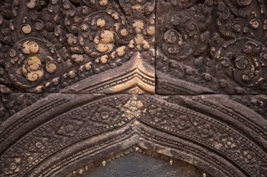 Angkor Wat, Kamboçya Banteay Srei tapınağının taş oyma bas kabartma. Kamboçya tapınağında çiçek süslemesi bas-kabartma. Khmer mimarlık mirası yakın çekim. Taş oyma dekorlu antik yapı