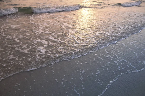 海とビーチの砂とオレンジ色の夕日の風景 泡立つ海の太陽の反射 夕日のあるロマンチックな夜の海景 熱帯の島の夏の旅 海の上の熱帯の夕日 エキゾチックな自然の風景 — ストック写真