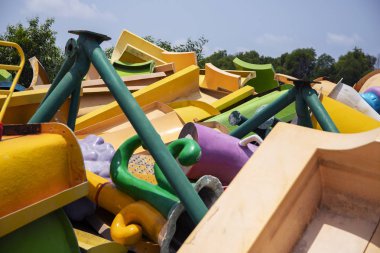 Renkli detayları ile Waterpark enkaz, Otres köy, Kamboçya. Çocuklar komik karakterile enkaz park. Sianoukville cazibe yok. Aquapark enkaz ve yedek parça. Renkli oyuncak arazi detayları
