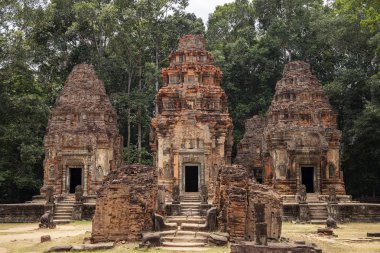 Preah Koh tapınağının antik taş kalıntıları, Roluos, Kamboçya. Eski kumtaşı kule binası. Örenyeri. Antik khmer mimarisi. Siem Reap yakınlarındaki Angkorian tapınağı. Asya seyahat ve gezi