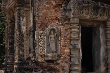 Kamboçya'daki Roluos kompleksindeki Preah Koh tapınağının taş oyma kabartması. Tapınak girişi kabartma restorasyon. Khmer mirası detayı. Hindu tapınağının Angkorian mimarisi. Eski taş oyma dekor