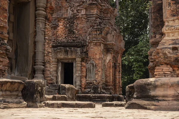 Preah Koh tapınağının antik taş kalıntıları, Roluos, Kamboçya. Eski kumtaşı bina. Örenyeri. Antik khmer mimarisi. Siem Reap yakınlarındaki Angkorian tapınağı. Asya seyahat ve gezi