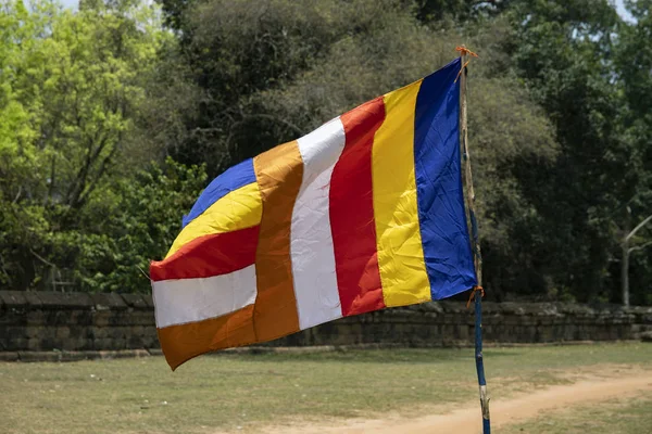 Striped Buddhist Flag Ancient Stone Temple Roluos Temple Complex Cambodia — Stock Photo, Image