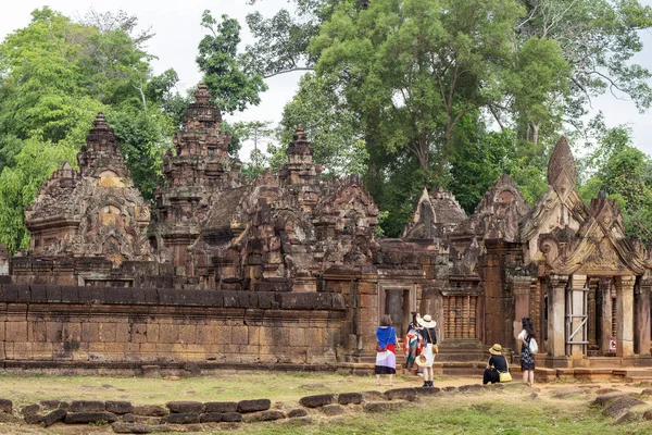 Siem Reap Cambodia March 2018 Tourists Angkorian Temple Banteay Srei — Stockfoto