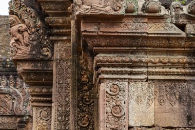 Angkor Wat, Kamboçya Banteay Srei tapınağının taş oyma bas kabartma. Kamboçya Hindu Tapınağı'nda geleneksel kabartma. Khmer mimarlık mirası detay. Taş oyma dekorlu antik yapı