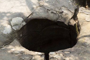 Katı kayalarda su deliği, doğal peyzaj oluşumu. Taş Dağın jeolojik oluşumu. Su akış kanalı. Çatlamış kaya. Tropikal ormanda kaya coğrafi özelliği. Kamboçya'da Kbal Spean