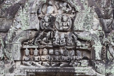 Angkor Wat, Kamboçya Banteay Samre tapınağının taş oyma kabartma. Tanrı figürü bas-relief. Khmer mimarlık mirası detay. Taş oyma sanatı ile antik bina. Yıpranmış kumtaşı dekoru
