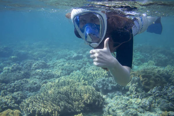 Снорклінг Жінка Показує Великий Палець Вгору Сноркель Коралових Рифах Тропічного — стокове фото