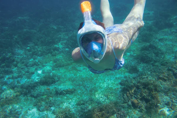 Búvárruhás Lány Fürdőruhában Sznorkel Trópusi Tenger Korallzátonyán Teljes Arcú Búvármaszk — Stock Fotó