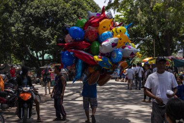 Dumaguete, Filipinler - 10 Eylül 2018: insanlar yerel Festivali Fiesta kutluyor. Renkli hava balon satıcı. Çocuk airballoon yığın. Filippino günlük hayatta. Filipin köyü StreetLife.