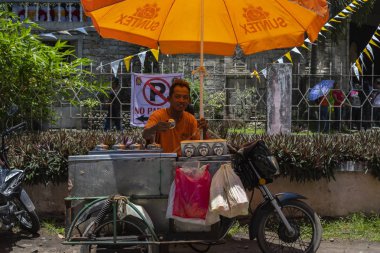 Dumaguete, Filipinler - 10 Eylül 2018: sokak gıda satıcı ile mobil durak motosiklet üzerinde. Motosiklet eatery ve gıda satan adam. Filipin köyü StreetLife. Filippino günlük yaşam
